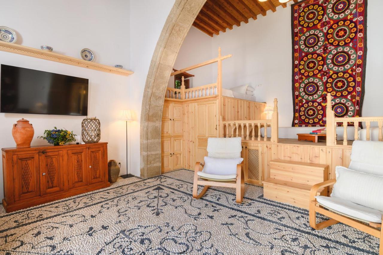 Nouna * Lindos (Rhodes)